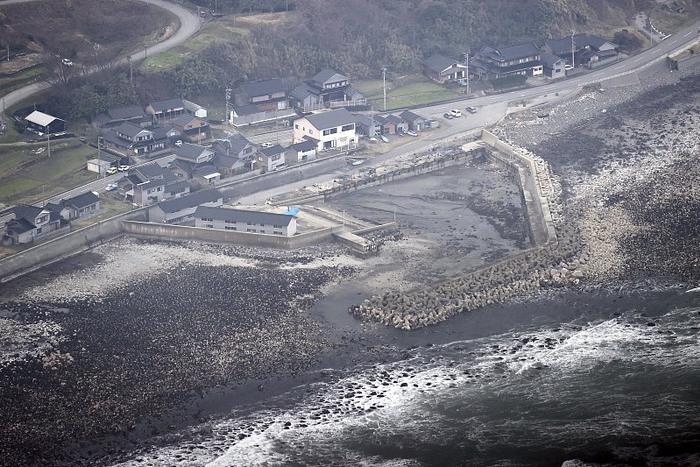 最新！日本地震导致部分海域变陆地！局地海底隆起4米，海岸线向海中推进……