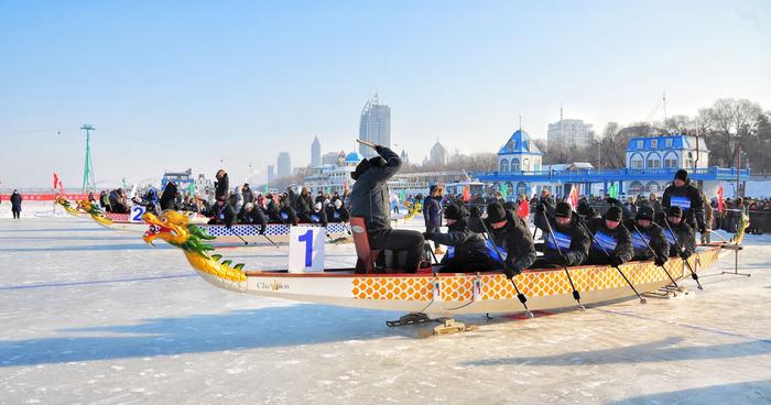 哈尔滨市职工冰上龙舟、冰帆、雪地足球比赛举行