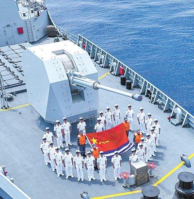 第40批护航编队官兵庆祝人民海军成立73周年。杨 捷摄