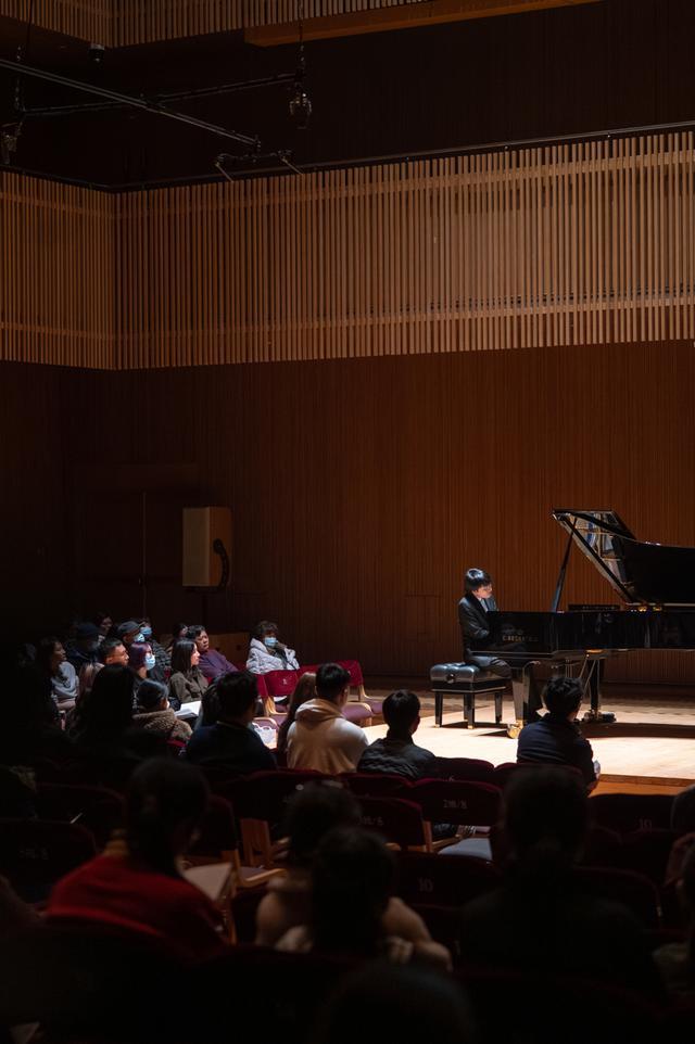 “天才”华裔钢琴家周善祥：5岁作曲，9岁上大学，买下一座教堂开音乐会