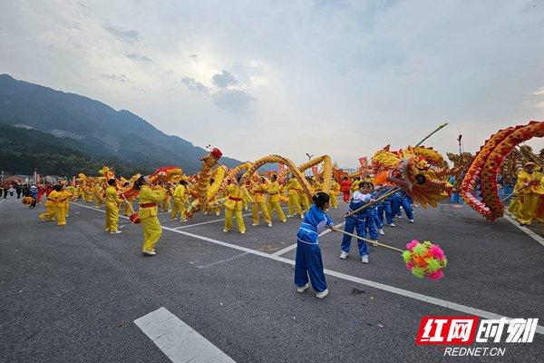 视频丨2024全国社区春晚“天岳万龙汇”舞动乡村 平江添一项世界纪录认证