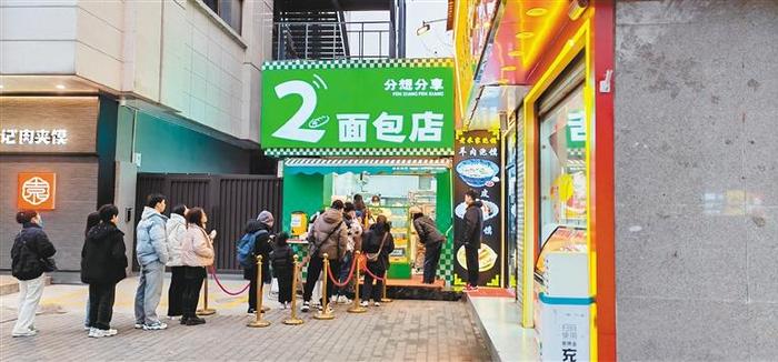 军大衣火了 两元面包店火了 折扣超市火了 古城年轻人流行“反向消费”