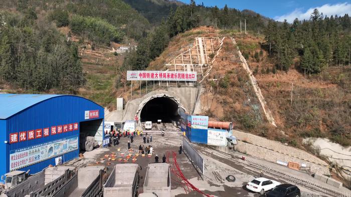 【融媒体中心新闻播报】贵州盘兴铁路乐民隧道、鲁木山隧道贯通