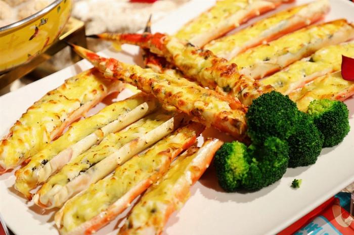 帝王蟹“三件套”、配料表干净的高汤、“一块式”盆菜··· 申城商超年菜扎堆上新