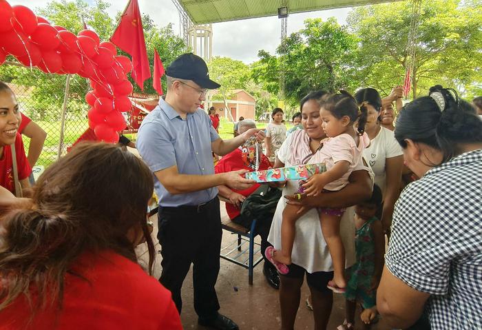 驻圣克鲁斯总领事王家雷出席总领馆向贫困地区儿童赠送玩具仪式