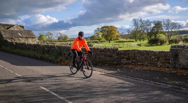 英国男子庆祝中彩票纪念日 将骑自行车环游世界