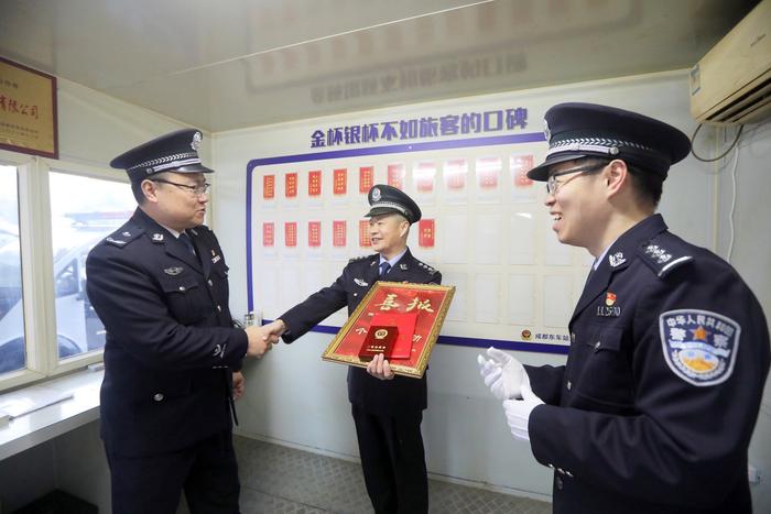 关注110警察节丨为4000名铁路旅客寻回失物 这名铁警收获一份警察节“礼物”