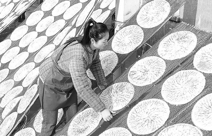 河北省邢台市广宗县按照民间传统手工工艺做法加工绿豆粉皮