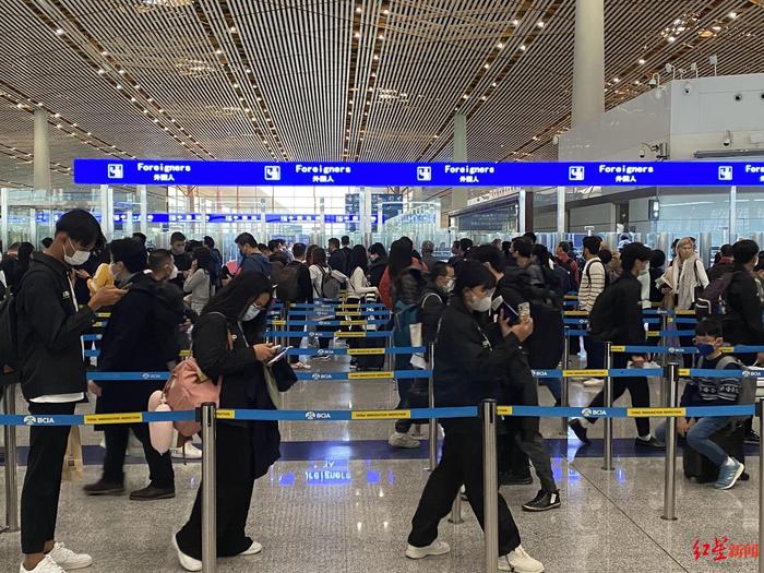 满足这两个条件，出入境旅客在北京等9个空港口岸24小时直接过境可免办查验手续