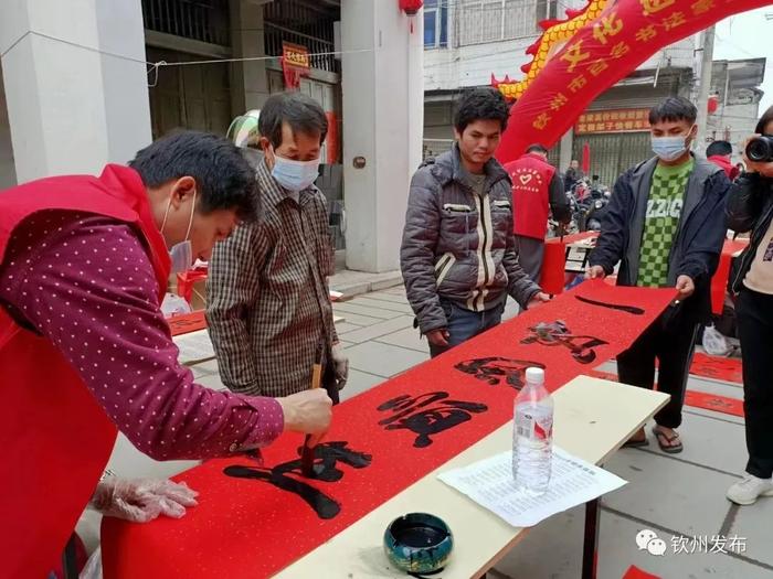 你听说了吗，市图书馆要送一千对春联……