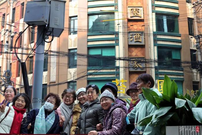 “挤爆了！”上海这里人从众，全都拿着手机拍，不少人站到马路上，还有人现场直播，官方紧急出手→