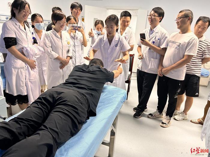 何栩与同行交流,推广科学运动