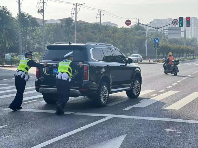 奉贤交警！锤炼过硬本领，塑造良好形象→