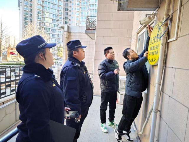 望京街道综合行政执法队拆除小区内违规户外广告牌匾