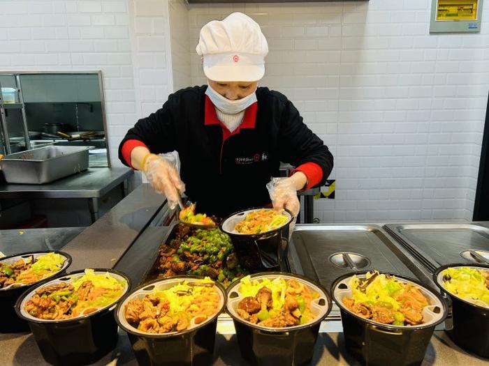 春运首日火车票今天开抢 揭秘热腾腾的饭菜怎么送上高铁