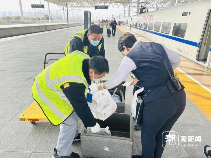 春运首日火车票今天开抢 揭秘热腾腾的饭菜怎么送上高铁