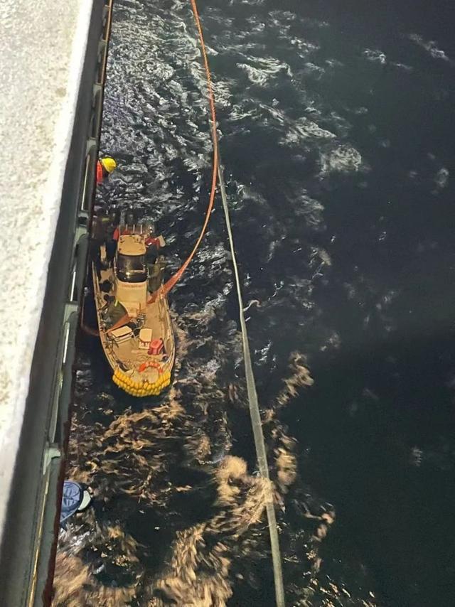 青岛一艘钓鱼船拉着9个人出海，遭遇阵风八九级，浪高近两米，船还坏了，漂了近7小时后被成功营救