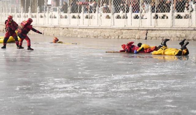 教游客自救、为景区工作人员作培训 北京消防在景区开展冰上救援实战演练及救援培训