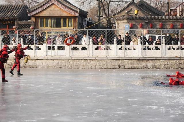 教游客自救、为景区工作人员作培训 北京消防在景区开展冰上救援实战演练及救援培训