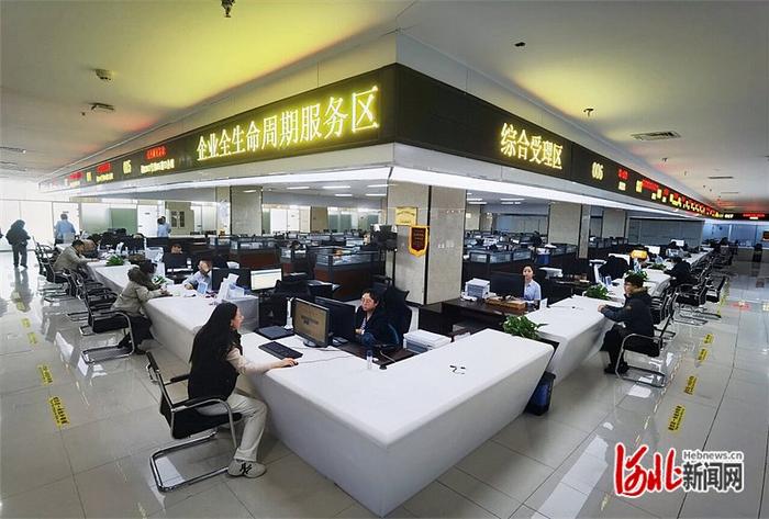 1月4日，办事群众在唐山市政务服务中心大厅办理业务。 河北日报记者 王育民摄