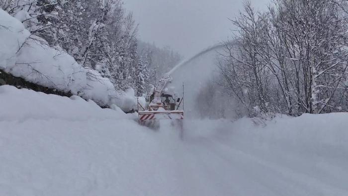 新疆喀纳斯景区道路多处雪崩致游客滞留：吃住玩免费，交警护航撤离