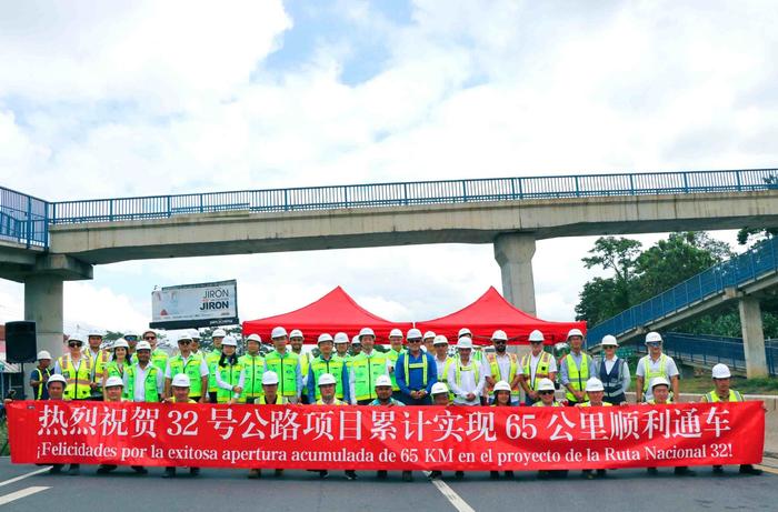 俞善君参赞出席哥32号公路改扩建项目部分路段通车仪式并走访项目营地