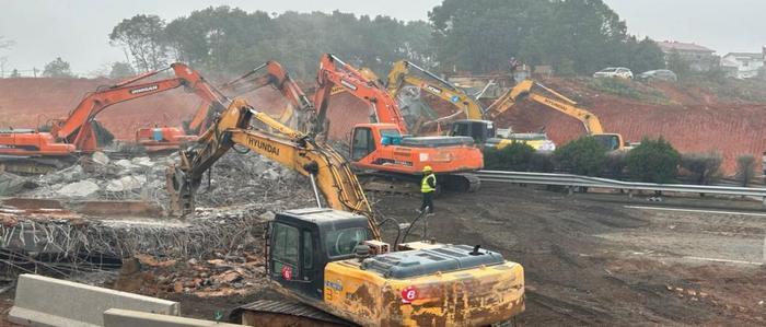 中铁十七局集团江西改扩建项目首批四座支线上跨桥顺利拆除