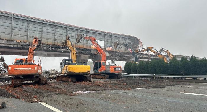 中铁十七局集团江西改扩建项目首批四座支线上跨桥顺利拆除