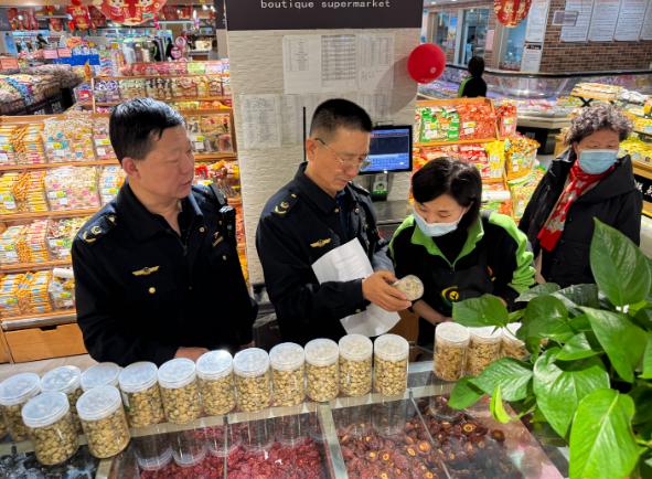 甘肃省嘉峪关市市场监管局“柔性引导+刚性执法”维护节日期间市场经营秩序