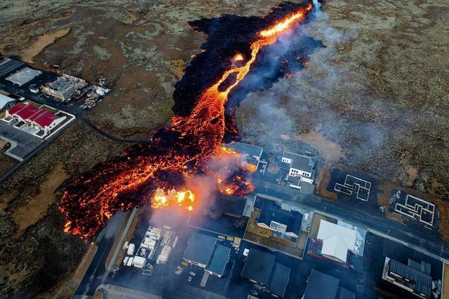 冰岛一火山喷发熔浆吞噬小镇部分房屋 当地华人：政府两个月前做了预防措施