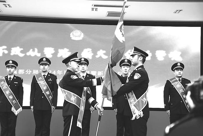 邢台市公安局襄都分局举行2024年度民警荣退暨新警入队仪式