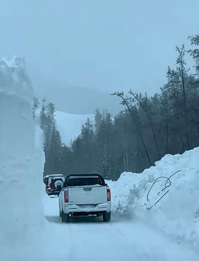 新疆喀纳斯景区道路多处雪崩致游客滞留：吃住玩免费，交警护航撤离