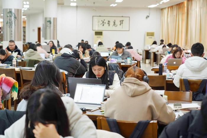 ▲杭州,浙江农林大学图书馆自习室里,考研学生在认真地复习备考 据视觉中国
