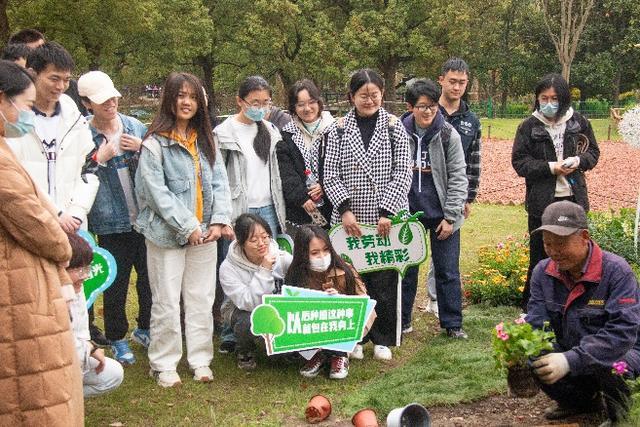 大学生也有寒假作业，做红烧肉、栽培多肉感恩父母，用画笔或影像为家乡画像