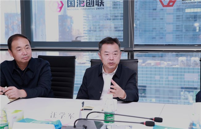 省农业农村厅厅长汪学军(右)与蚌埠市副市长吴永彬(左)参加座谈会