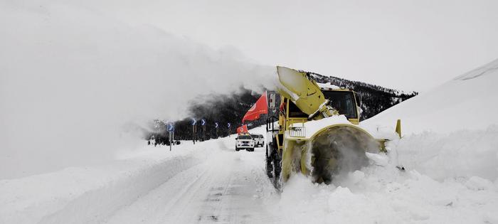 新疆阿勒泰喀纳斯景区雪阻公路抢通