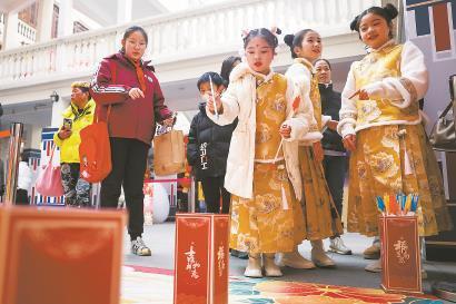 传统节日商品火起来：去年以“搞怪”出圈，今年更注重对传统文化的发掘