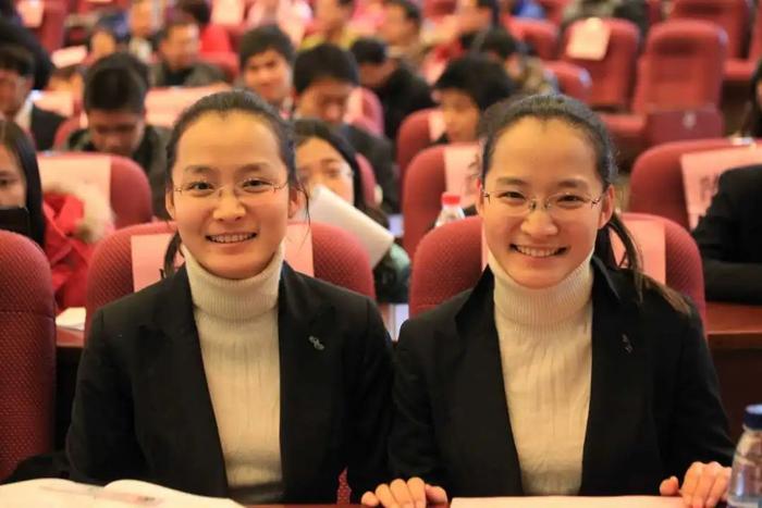 热搜！清华特奖双胞胎姐妹归国任教，35岁双双当上博导！曾火爆全网……