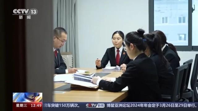 老人横穿篮球场被撞伤，撞人者和物业公司为何均免责？