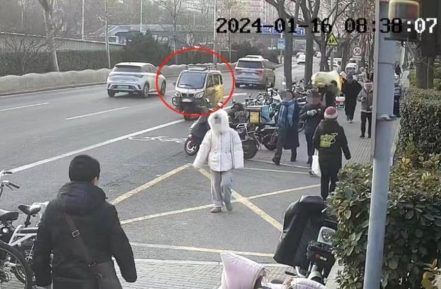 警探号｜北京一“黑摩的”揽客逆行且无牌 驾驶人被拘留