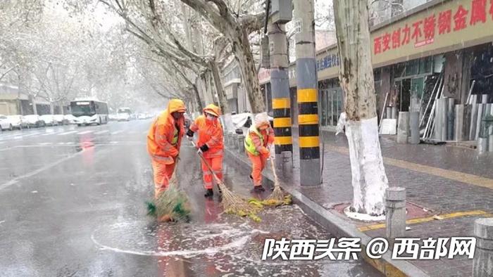 陕西西安：闻雪而动，为市民扫出了一条免忧“平安路”