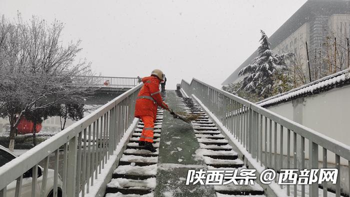 陕西西安：闻雪而动，为市民扫出了一条免忧“平安路”