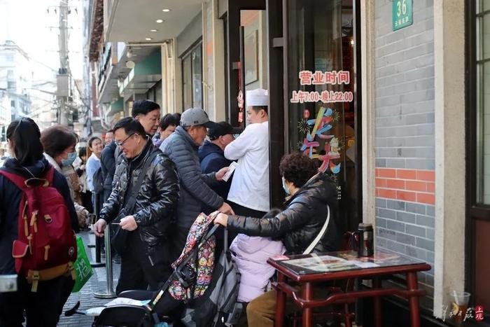 火爆！上海男演员也忍不住了，这家店门口大排长龙，有人“门槛精”，结果…