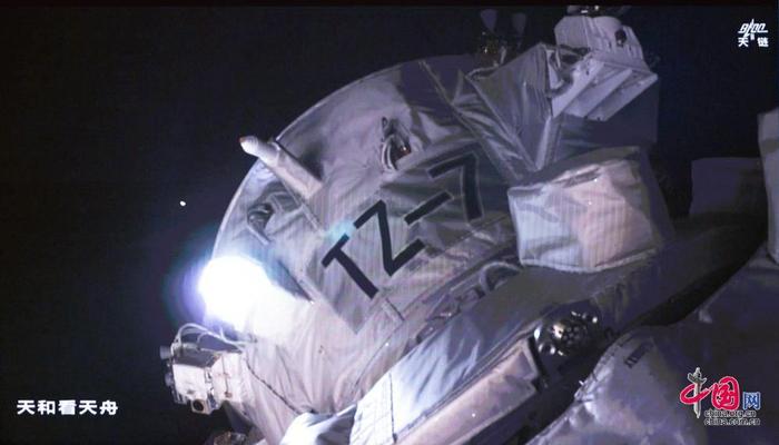 天舟七号与空间站组合体完成交会对接 航天员的龙年年货送达