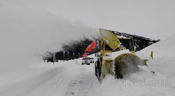 新疆阿勒泰喀纳斯景区雪阻公路疏通