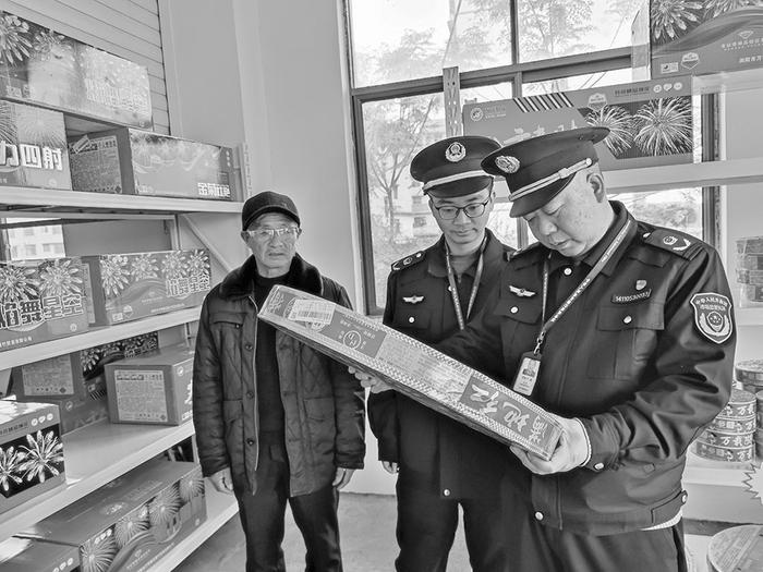 江西省南丰县市场监管局在全县范围开展烟花爆竹市场专项检查