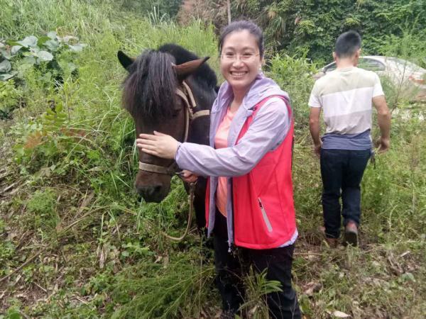 “文秀书记，当年你带领百坭村种下的砂糖橘已平安送达母校，很甜……”