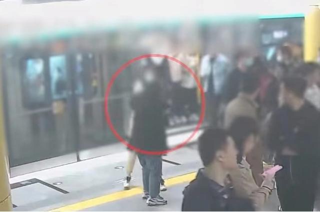 北京4号线地铁站台上两女子互扇耳光 均被被拘留并处罚款