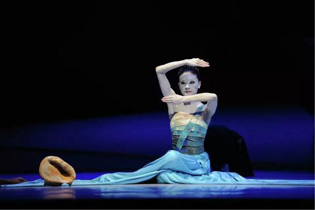 谭元元将告别旧金山芭蕾舞团，她担任艺术总监的《天鹅湖》飞来上海