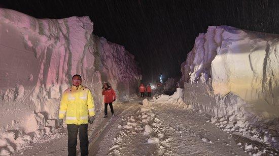 直升机救援 花式宠客 抢通受阻路——新疆喀纳斯暴雪救援七日记